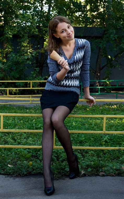 EVERYDAY WOMEN IN PANTYHOSE AND TIGHTS 